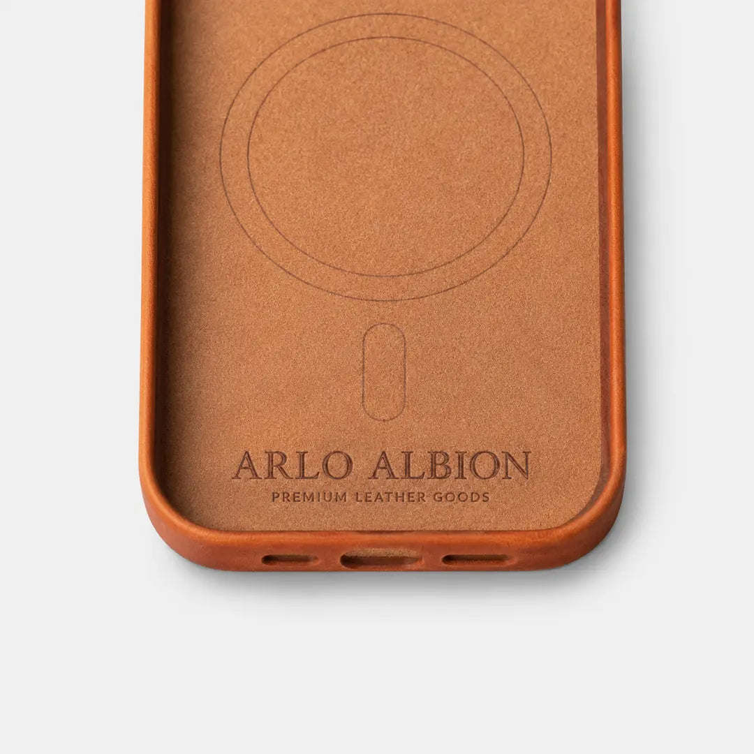 Leather iPhone 17 Shell Case Metal, MagSafe - Saddle Brown